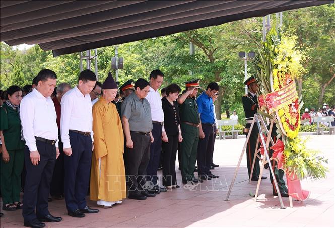 Prime Minister Pham Minh Chinh pays tribute to heroic martyrs at the Quang Tri ancient citadel.  VNA Photo: Dương Giang