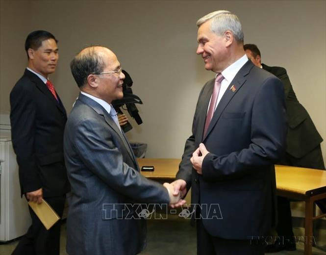 Chủ tịch Quốc hội Nguyễn Sinh Hùng gặp Chủ tịch Hạ viện Belarus Vladimir Andreichenko, tại Hội nghị các Chủ tịch Quốc hội thế giới lần thứ tư ở New York (Hoa Kỳ), ngày 31/8/2015. Ảnh: Nhan Sáng-TTXVN