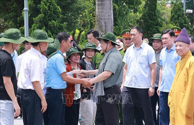 Prime Minister Pham Minh Chinh talks with tourists visiting the Quang Tri ancient citadel. VNA Photo: Dương Giang