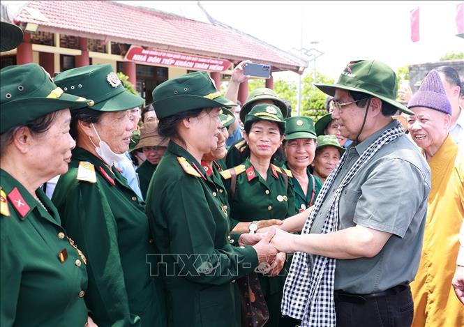 Prime Minister Pham Minh Chinh meets with war veterans and volunteers visiting the Quang Tri ancient citadel. VNA Photo: Dương Giang