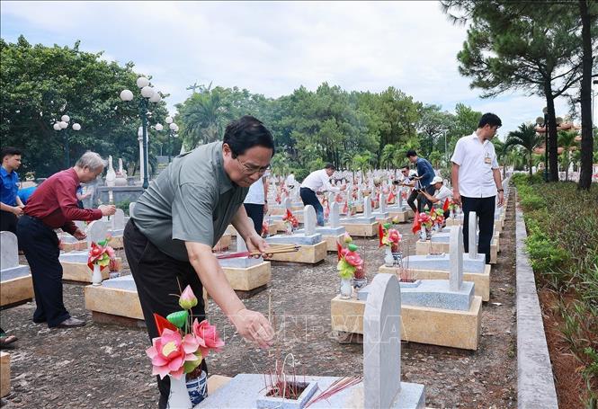 Prime Minister Pham Minh Chinh offers incense at the Road 9 National Martyrs' Cemetery. VNA Photo: Dương Giang