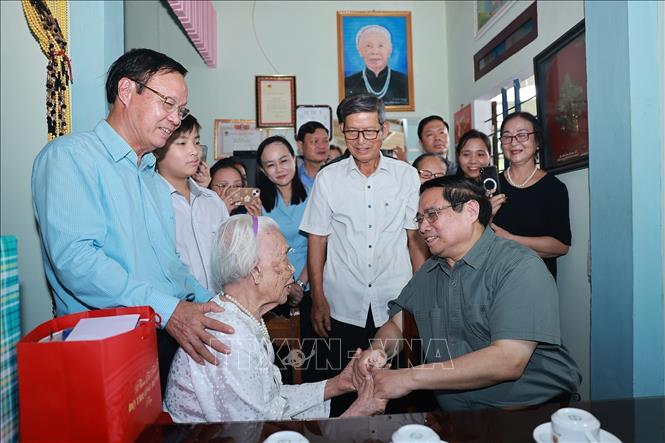 Prime Minister Pham Minh Chinh visits Heroic Vietnamese Mother Dao Thi Vui, aged 102, in Hai Lang commune, Quang Tri province. VNA Photo: Dương Giang