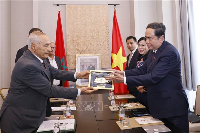 Chủ tịch Quốc hội Trần Thanh Mẫn tặng quà ông Mustapha El Ktiri, Chủ tịch Hội hữu nghị Maroc - Việt Nam. Ảnh: Doãn Tấn - TTXVN