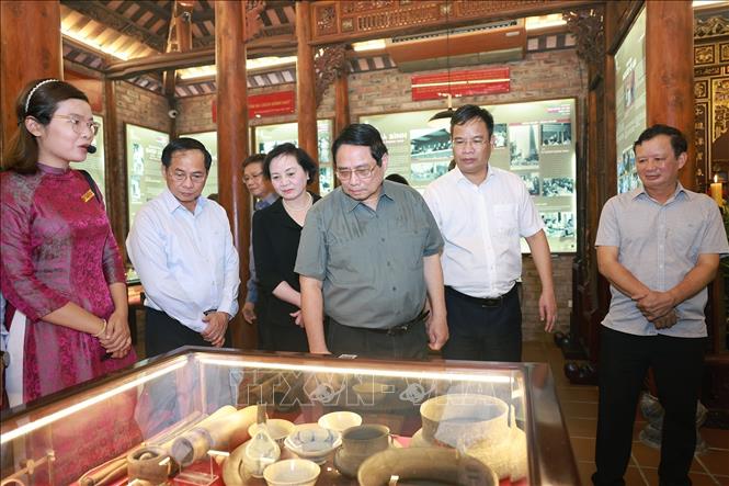Prime Minister Pham Minh Chinh visits the memorial house of General Nguyen Chi Thanh in Hue city, . VNA Photo: Dương Giang