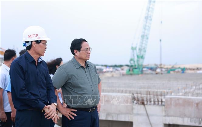 Thủ tướng Phạm Minh Chính kiểm tra, thị sát Dự án khu bến cảng Mỹ Thủy. Ảnh: Dương Giang-TTXVN 
