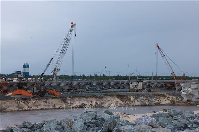 Các đơn vị triển khai thi công Dự án khu bến cảng Mỹ Thủy. Ảnh: Dương Giang-TTXVN 
