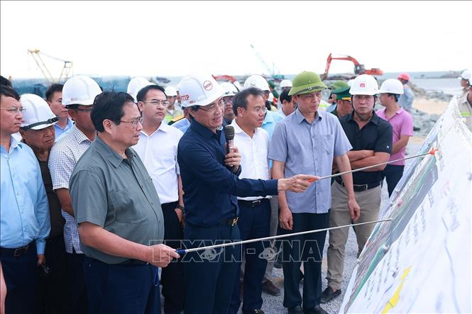 Thủ tướng Phạm Minh Chính kiểm tra thi công Dự án khu bến cảng Mỹ Thủy. Ảnh: Dương Giang-TTXVN 
