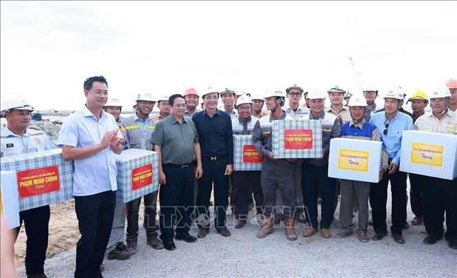 Thủ tướng Phạm Minh Chính tặng quà các đơn vị thi công Dự án khu bến cảng Mỹ Thủy. Ảnh: Dương Giang-TTXVN 
