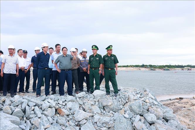 Thủ tướng Phạm Minh Chính thị sát Dự án khu bến cảng Mỹ Thủy. Ảnh: Dương Giang-TTXVN 
