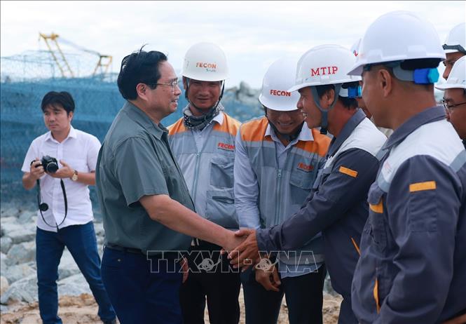 Thủ tướng Phạm Minh Chính với công nhân thi công Dự án khu bến cảng Mỹ Thủy. Ảnh: Dương Giang-TTXVN 
