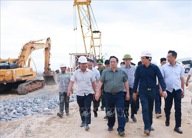 Thủ tướng Phạm Minh Chính thị sát Dự án khu bến cảng Mỹ Thủy. Ảnh: Dương Giang-TTXVN 
