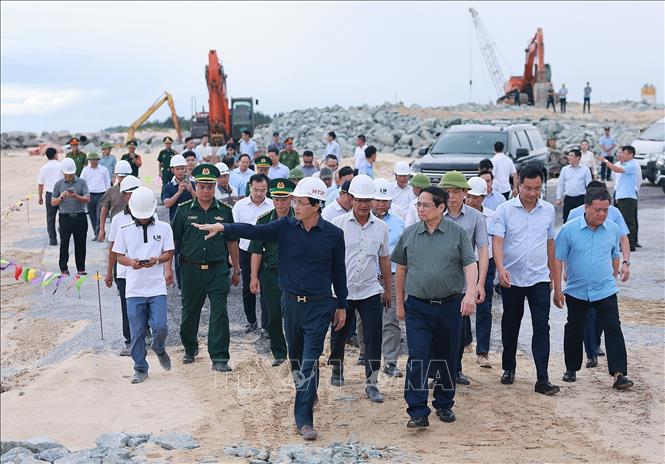 Thủ tướng Phạm Minh Chính kiểm tra, thị sát Dự án khu bến cảng Mỹ Thủy. Ảnh: Dương Giang-TTXVN 
