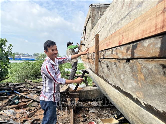 Ông Huỳnh Văn Hiệu là chủ cơ sở đóng ghe, xuồng gỗ duy nhất còn lại của làng nghề truyền thống đóng ghe xuồng xã Đông Thạnh, huyện Cần Giuộc (tỉnh Long An cũ). Ảnh: Đức Hạnh - TTXVN