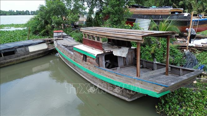 Một chiếc ghe đóng mới vừa được hạ thuỷ. Ảnh: Thành Phương - TTXVN