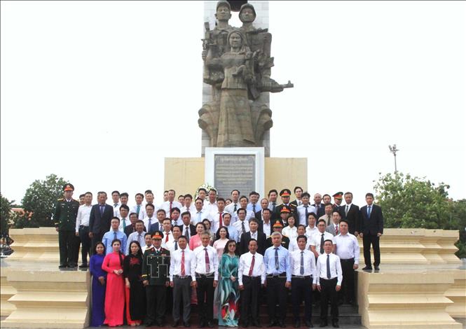 Các đại biểu tham dự lễ dâng hương tưởng niệm các anh hùng liệt sĩ tại Tượng đài Hữu nghị Campuchia-Việt Nam ở thủ đô Phnom Penh. Ảnh: Hoàng Minh - PV TTXVN tại Campuchia 