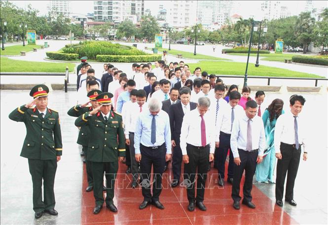 Các đại biểu thực hiện nghi thức mặc niệm, tưởng niệm các anh hùng liệt sĩ tại Tượng đài Hữu nghị Campuchia - Việt Nam ở thủ đô Phnom Penh. Ảnh: Hoàng Minh - PV TTXVN tại Campuchia 