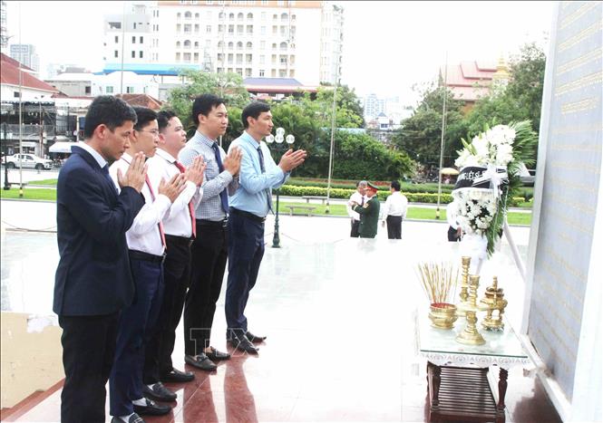 Các đại biểu thực hiện nghi thức dâng hương tưởng niệm các anh hùng liệt sĩ tại Tượng đài Hữu nghị Campuchia - Việt Nam ở thủ đô Phnom Penh. Ảnh: Hoàng Minh - PV TTXVN tại Campuchia 