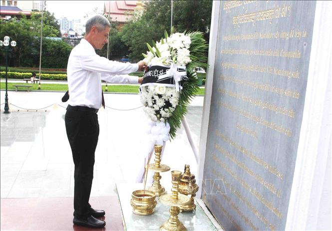Đại sứ Việt Nam tại Vương quốc Campuchia Nguyễn Minh Vũ chỉnh trang vòng hoa tưởng niệm các anh hùng liệt sĩ tại Tượng đài Hữu nghị Campuchia - Việt Nam ở thủ đô Phnom Penh. Ảnh: Hoàng Minh - PV TTXVN tại Campuchia 