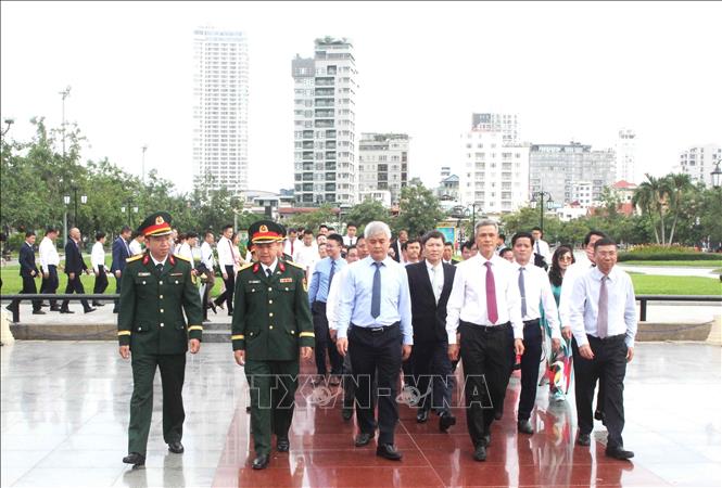 Đoàn đại biểu Đại sứ quán Việt Nam tại Vương quốc Campuchia dâng hương tưởng niệm, tri ân các anh hùng liệt sĩ tại Tượng đài Hữu nghị Campuchia - Việt Nam ở thủ đô Phnom Penh. Ảnh: Hoàng Minh - PV TTXVN tại Campuchia 