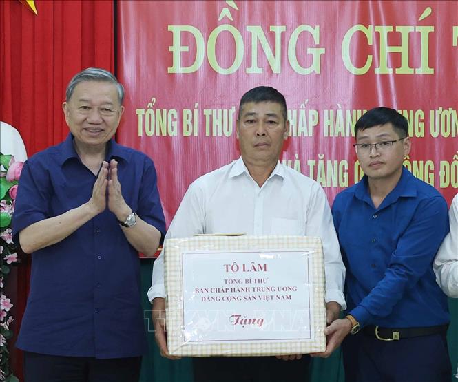 Tổng Bí Thư Tô Lâm tặng quà cho cộng đồng bản Tân Lập, xã Si Pa Phìn, tỉnh Điện Biên. Ảnh: Thống Nhất -  TTXVN