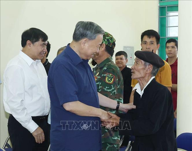 Tổng Bí Thư Tô Lâm thăm hỏi người dân bản Tân Lập, xã Si Pa Phìn, tỉnh Điện Biên. Ảnh: Thống Nhất -  TTXVN