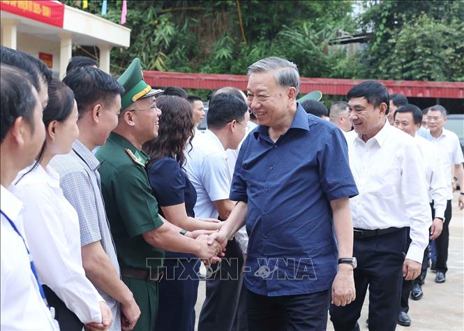 Tổng Bí Thư Tô Lâm với người dân và cán bộ bản Tân Lập, xã Si Pa Phìn, tỉnh Điện Biên. Ảnh: Thống Nhất -  TTXVN