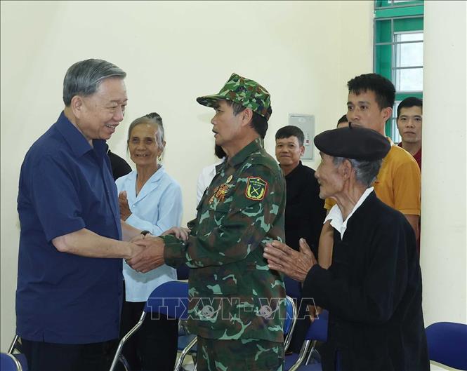 Tổng Bí Thư Tô Lâm với người dân và cán bộ bản Tân Lập, xã Si Pa Phìn, tỉnh Điện Biên. Ảnh: Thống Nhất -  TTXVN