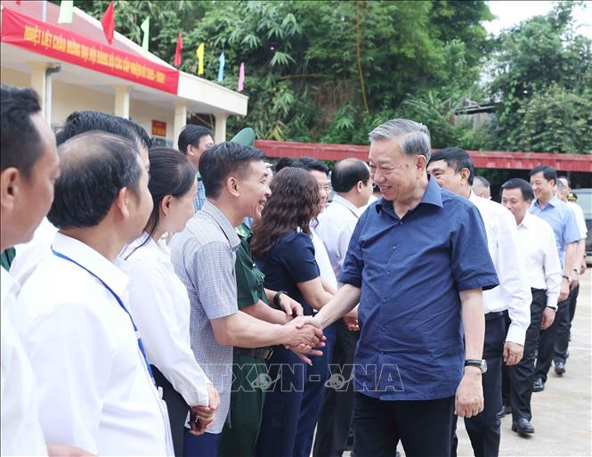 Tổng Bí Thư Tô Lâm với người dân và cán bộ bản Tân Lập, xã Si Pa Phìn, tỉnh Điện Biên. Ảnh: Thống Nhất -  TTXVN