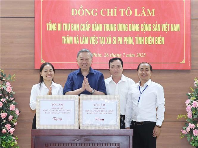 Tổng Bí Thư Tô Lâm tặng quà xã Si Pa Phìn, tỉnh Điện Biên. Ảnh: Thống Nhất -  TTXVN