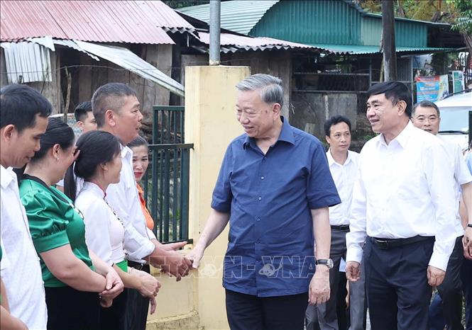 Tổng Bí Thư Tô Lâm với người dân và cán bộ bản Tân Lập, xã Si Pa Phìn, tỉnh Điện Biên. Ảnh: Thống Nhất - TTXVN

