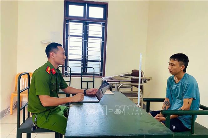 Cơ quan điều tra làm việc với tài xế Lê Ngọc Thành. Ảnh: Công an Hà Tĩnh