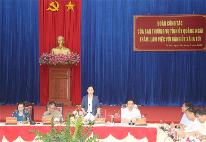 Bí thư Tỉnh ủy Quảng Ngãi làm việc với Đảng ủy, Ủy ban nhân dân xã Ia Tơi. Ảnh: Cao Nguyên - TTXVN