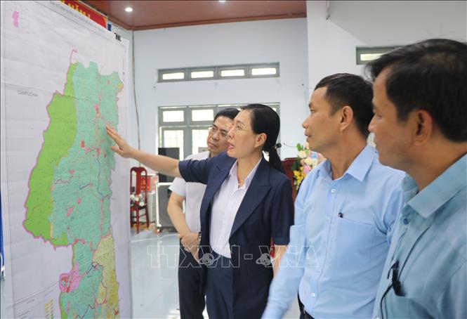 Bí thư Tỉnh ủy Quảng Ngãi Bùi Thị Quỳnh Vân làm việc với Đảng ủy, Ủy ban nhân dân xã Ia Đal. Ảnh: Cao Nguyên – TTXVN
