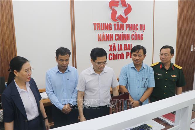 Bí thư Tỉnh ủy Quảng Ngãi Bùi Thị Quỳnh Vân kiểm tra Trung tâm phục vụ hành chính công xã Ia Đal. Ảnh: Cao Nguyên – TTXVN