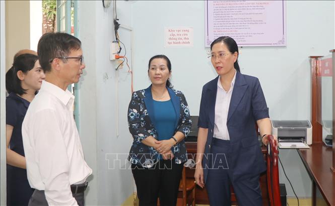 Bí thư Tỉnh ủy Quảng Ngãi Bùi Thị Quỳnh Vân kiểm tra công tác thực hiện chính quyền địa phương hai cấp tại xã Mô Rai. Ảnh: Cao Nguyên – TTXVN