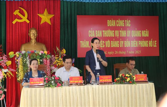 Bí thư Tỉnh ủy Quảng Ngãi Bùi Thị Quỳnh Vân làm việc với Đồn Biên phòng Hồ Le, xã Ia Đal. Ảnh: Cao Nguyên – TTXVN