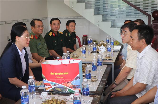 Bí thư Tỉnh ủy Quảng Ngãi Bùi Thị Quỳnh Vân thăm, tặng quà thương binh, người có công với Cách mạng tại các xã biên giới. Ảnh: Cao Nguyên - TTXVN