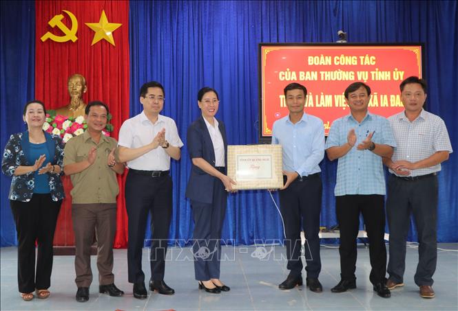 Bí thư Tỉnh ủy Quảng Ngãi Bùi Thị Quỳnh Vân tặng quà Đảng ủy, Ủy ban nhân dân xã Ia Đal. Ảnh: Cao Nguyên - TTXVN
