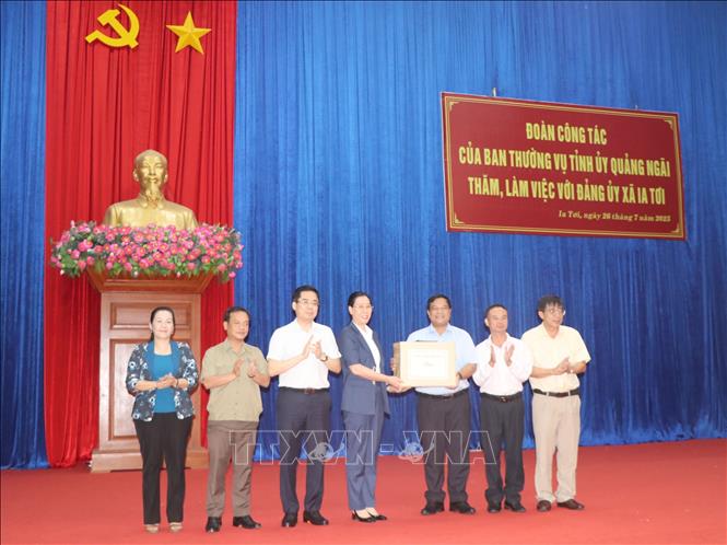 Bí thư Tỉnh ủy Quảng Ngãi Bùi Thị Quỳnh Vân làm tặng quà cho Đảng ủy, Ủy ban nhân dân xã Ia Tơi. Ảnh: Cao Nguyên - TTXVN