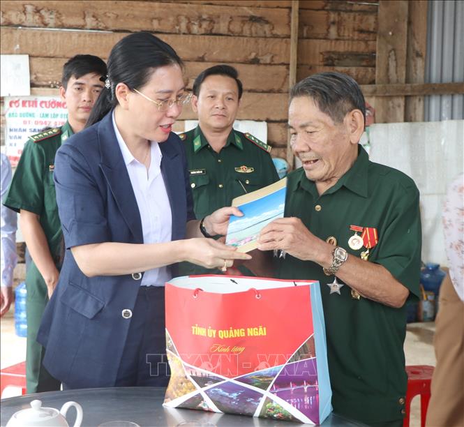 Bí thư Tỉnh ủy Quảng Ngãi Bùi Thị Quỳnh Vân thăm, tặng quà thương binh, người có công với Cách mạng tại các xã biên giới. Ảnh: Cao Nguyên - TTXVN