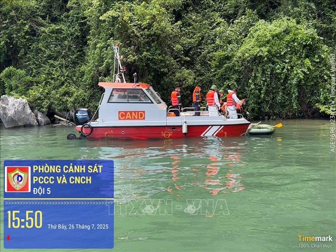 Lực lượng cứu nạn, cứu hộ Quảng Ninh có mặt tại hiện trường, trục vớt thi thể. Ảnh: TTXVN phát 