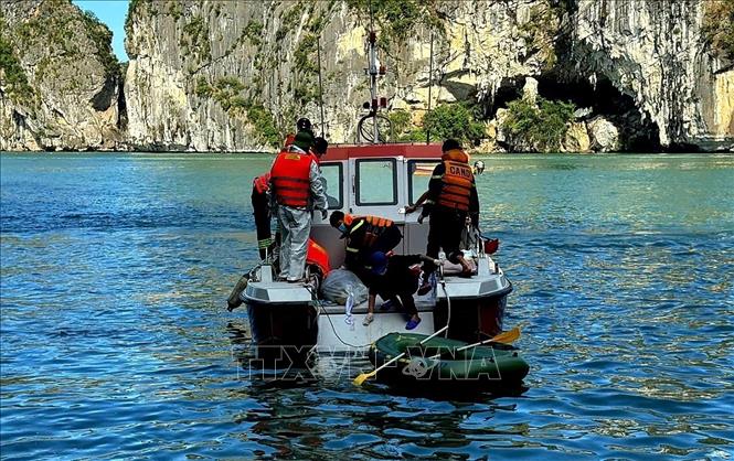 Thi thể được tìm thấy cách hiện trường vụ lật tàu Vịnh Xanh 58 khoảng 10km. Ảnh: TTXVN phát 