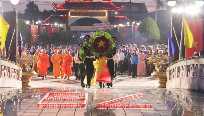 Đại biểu dâng hoa lên tượng đài Tổ quốc ghi công. Ảnh: Hồng Thái - TTXVN