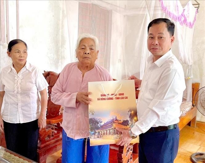 Lãnh đạo các địa phương trong tỉnh Lào Cai thăm, tặng quà các gia đình chính sách, người có công với cách mạng. Ảnh: TTXVN phát