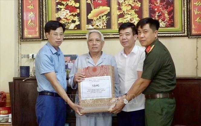 Lãnh đạo các địa phương trong tỉnh Lào Cai thăm, tặng quà các gia đình chính sách, người có công với cách mạng. Ảnh: TTXVN phát