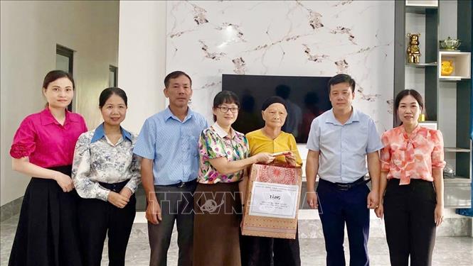 Lãnh đạo các địa phương trong tỉnh Lào Cai thăm, tặng quà các gia đình chính sách, người có công với cách mạng. Ảnh: TTXVN phát