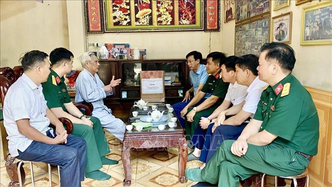 Lãnh đạo các địa phương trong tỉnh Lào Cai thăm, tặng quà các gia đình chính sách, người có công với cách mạng. Ảnh: TTXVN phát