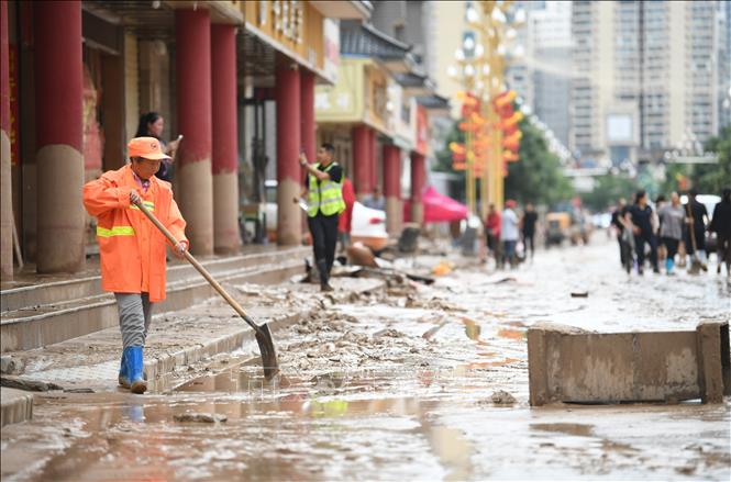 Dọn bùn trên đường phố sau lũ lụt tại thành phố Diên An, tỉnh Thiểm Tây, Trung Quốc ngày 26/7/2025. Ảnh: THX/TTXVN