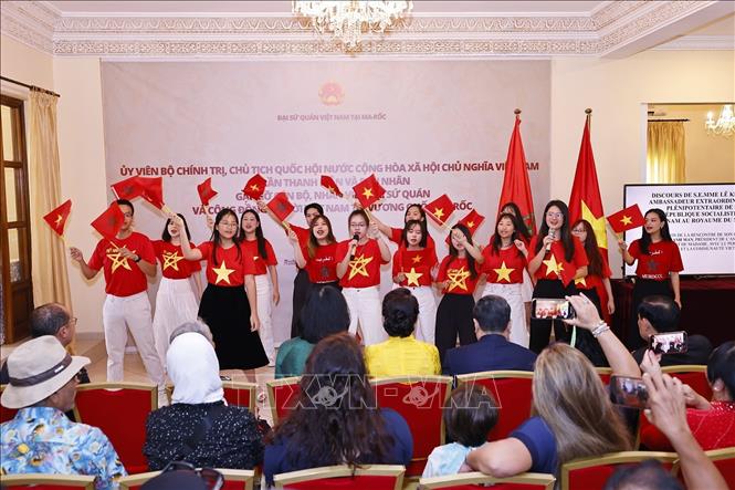 Tiết mục văn nghệ chào mừng Chủ tịch Quốc hội Trần Thanh Mẫn và Phu nhân của cộng đồng người Việt Nam tại Maroc. Ảnh: Doãn Tấn – TTXVN