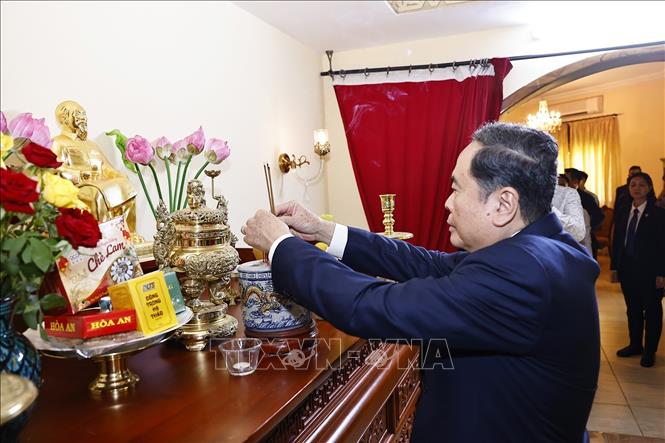 Chủ tịch Quốc hội Trần Thanh Mẫn thắp hương tại bàn thờ Bác Hồ. Ảnh: Doãn Tấn – TTXVN